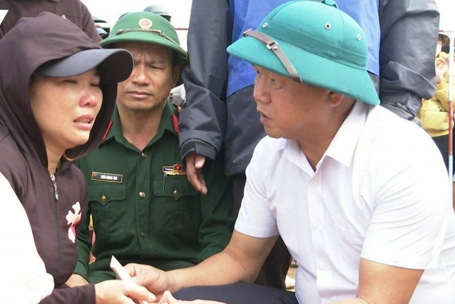 Tham hoi gia dinh cac nan nhan vu sap bo ke lam 4 nguoi thiet mang hinh anh