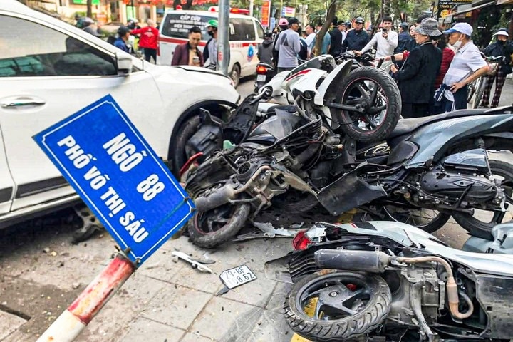 Oto lao len via he anh 2