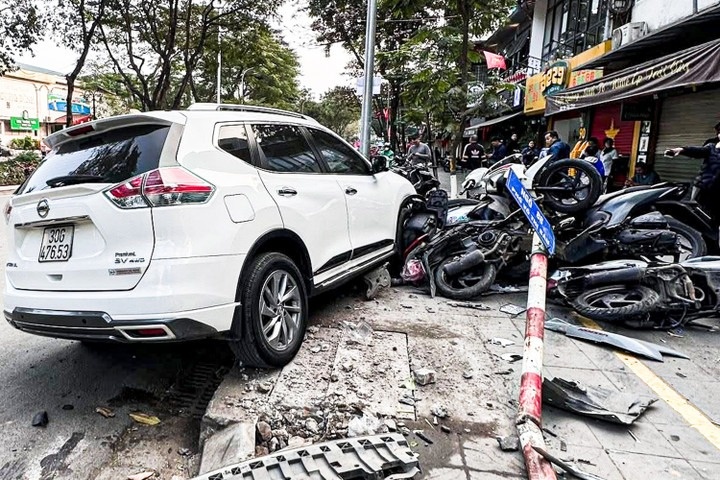 Oto lao len via he, hang loat xe may bi dam hong hinh anh