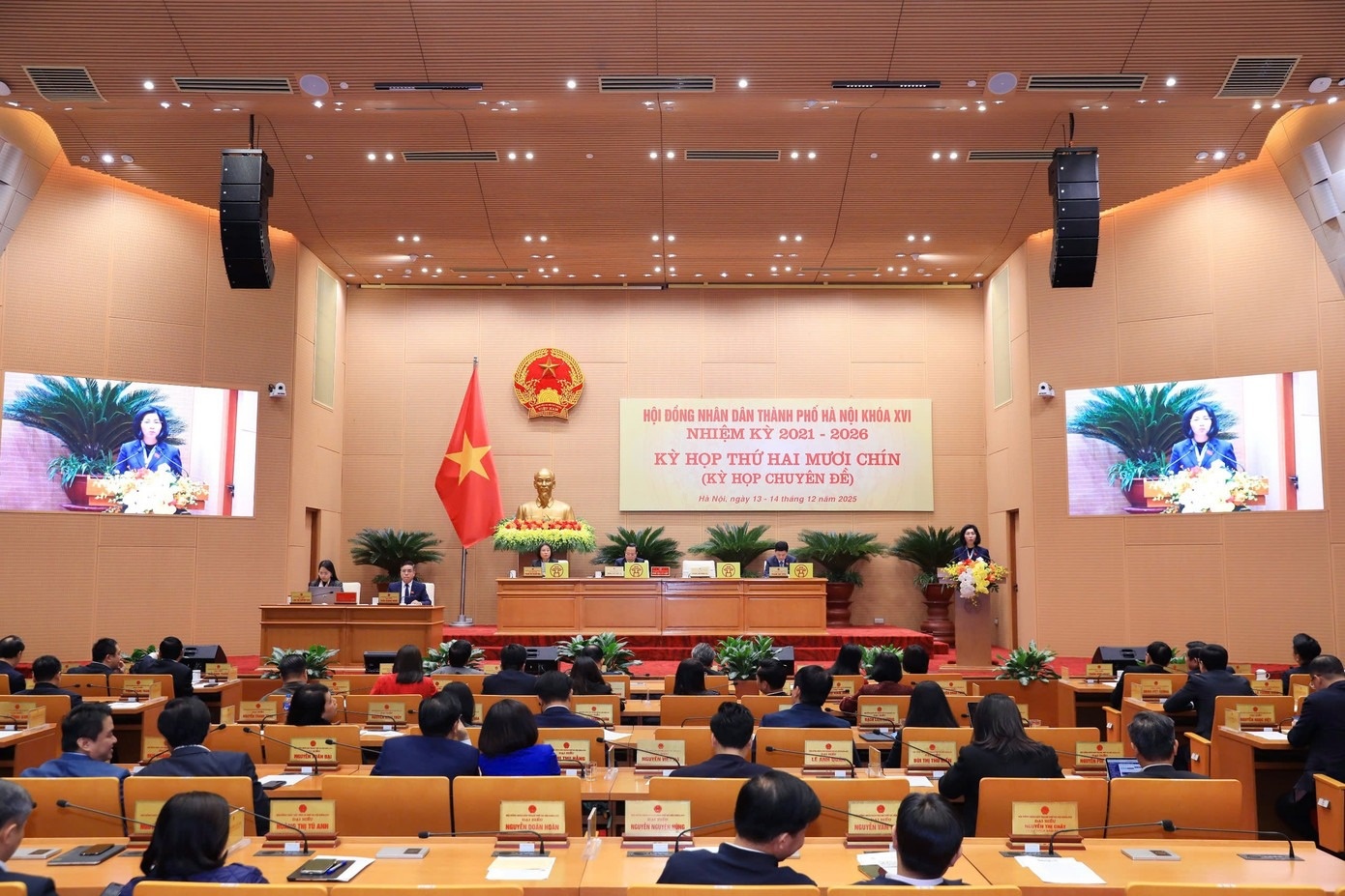 Ha Noi sap hop xem xet cong tac can bo hinh anh