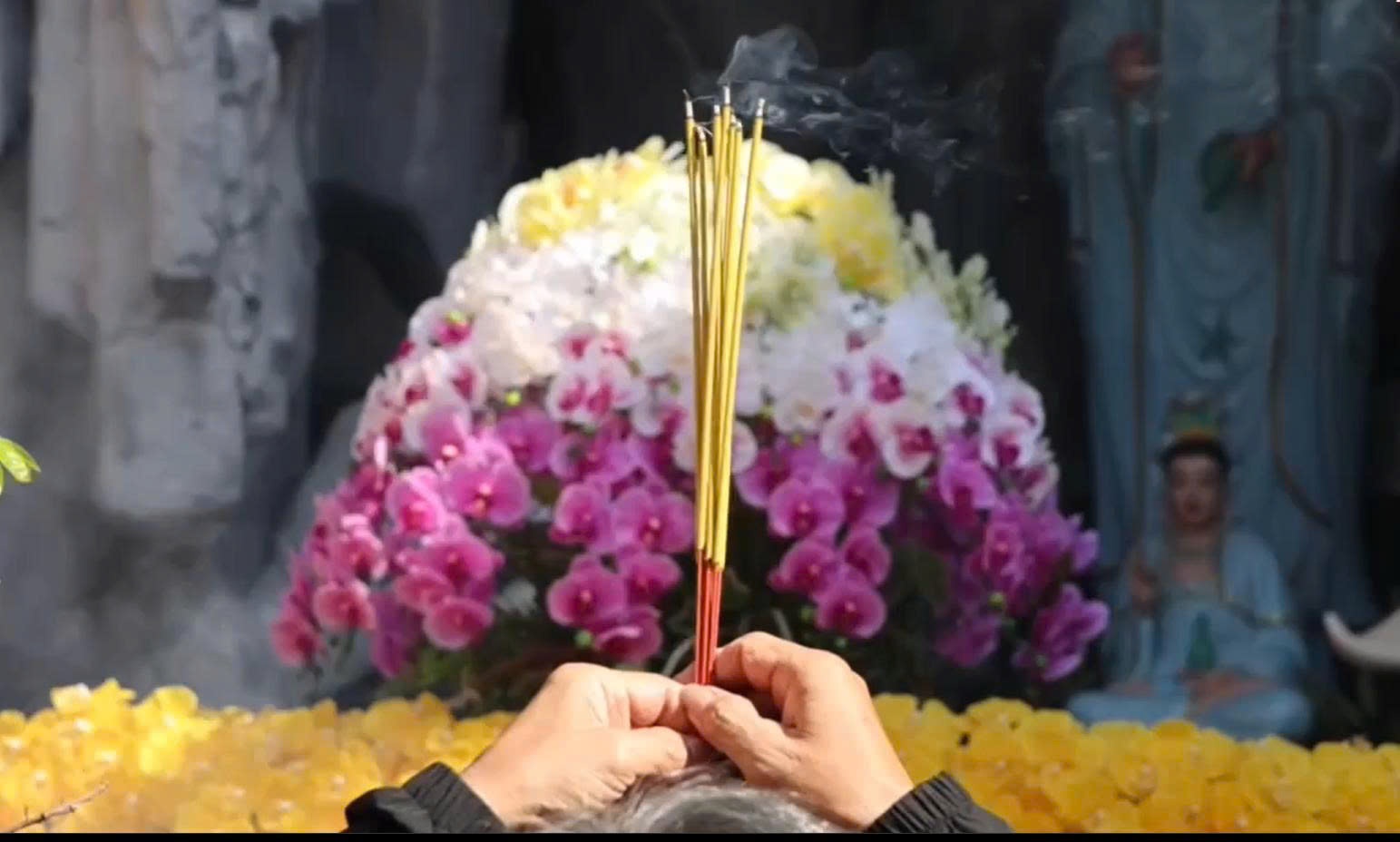 Nguoi dan TP.HCM toi 3 ngoi chua thieng cau an mung 1 Tet hinh anh