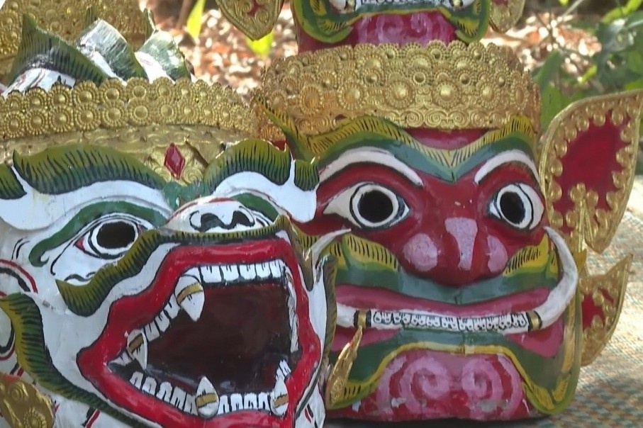 Chang trai tre nguoi Khmer voi niem dam me che tac mat na mua chan hinh anh