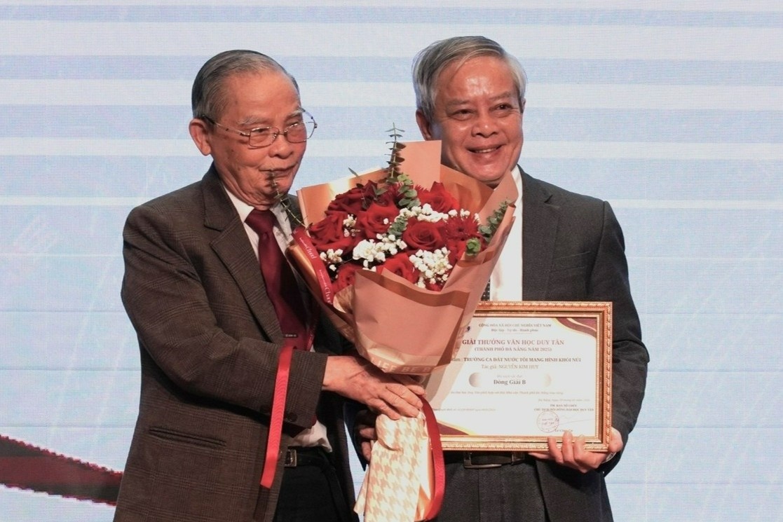 Trao Giai thuong Van hoc Duy Tan cho hai tac pham xuat sac hinh anh