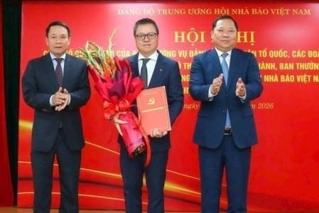 Ong Le Quoc Minh lam Bi thu Dang uy Trung uong Hoi Nha bao hinh anh