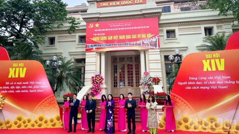 Trien lam tu lieu 'Dang Cong san Viet Nam qua cac ky Dai hoi' hinh anh