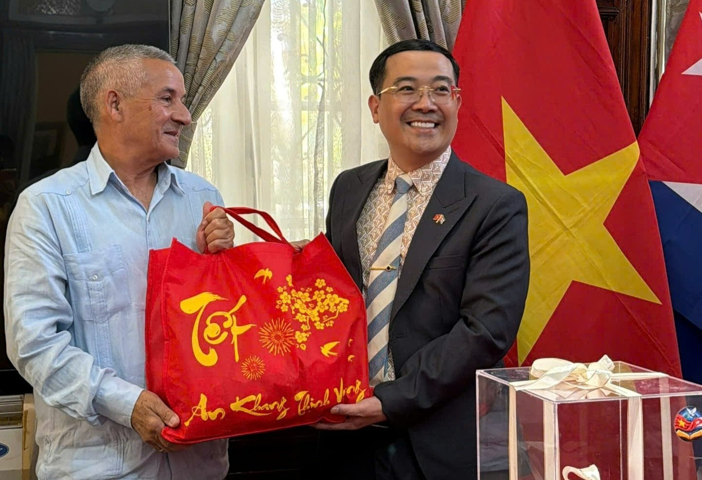 Mon qua nho tinh cam lon cac don vi xuat ban Viet gui dong nghiep Cuba hinh anh