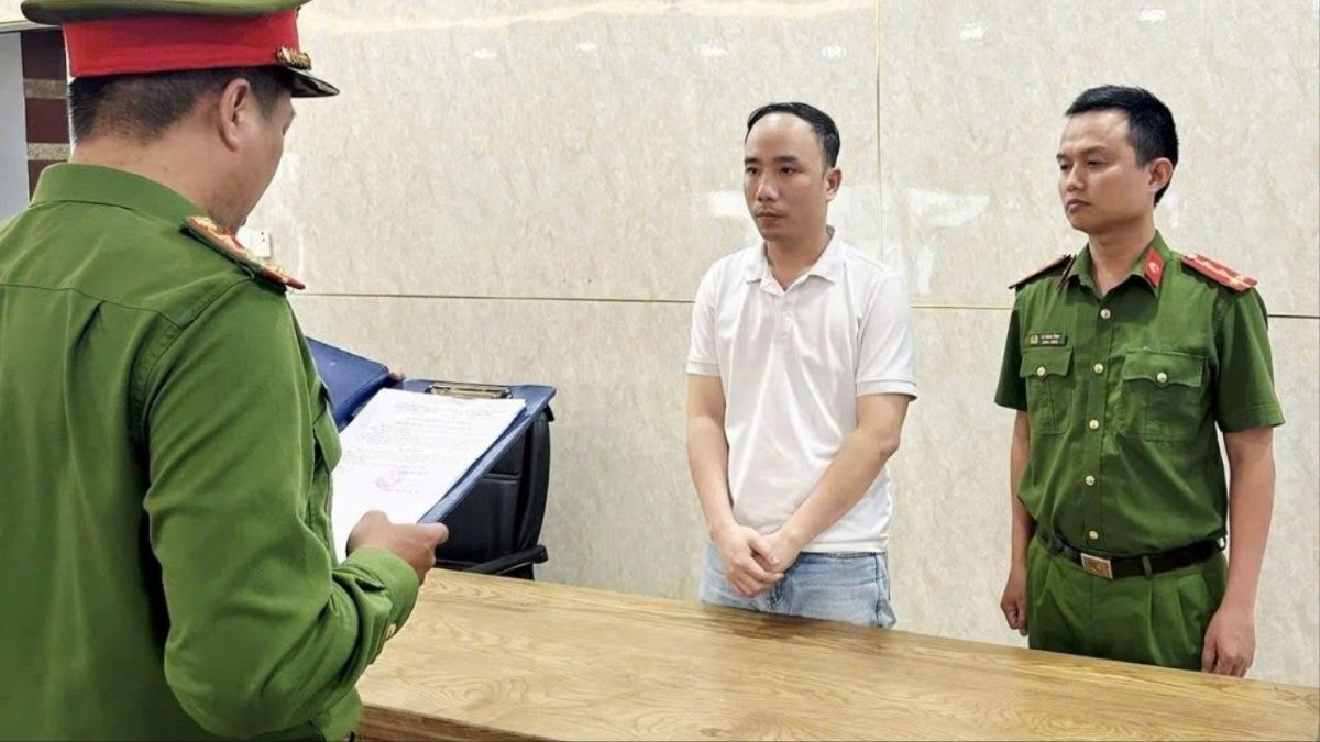 Bat giam mot giam doc lua dao, lam gia chung chi y khoa hinh anh