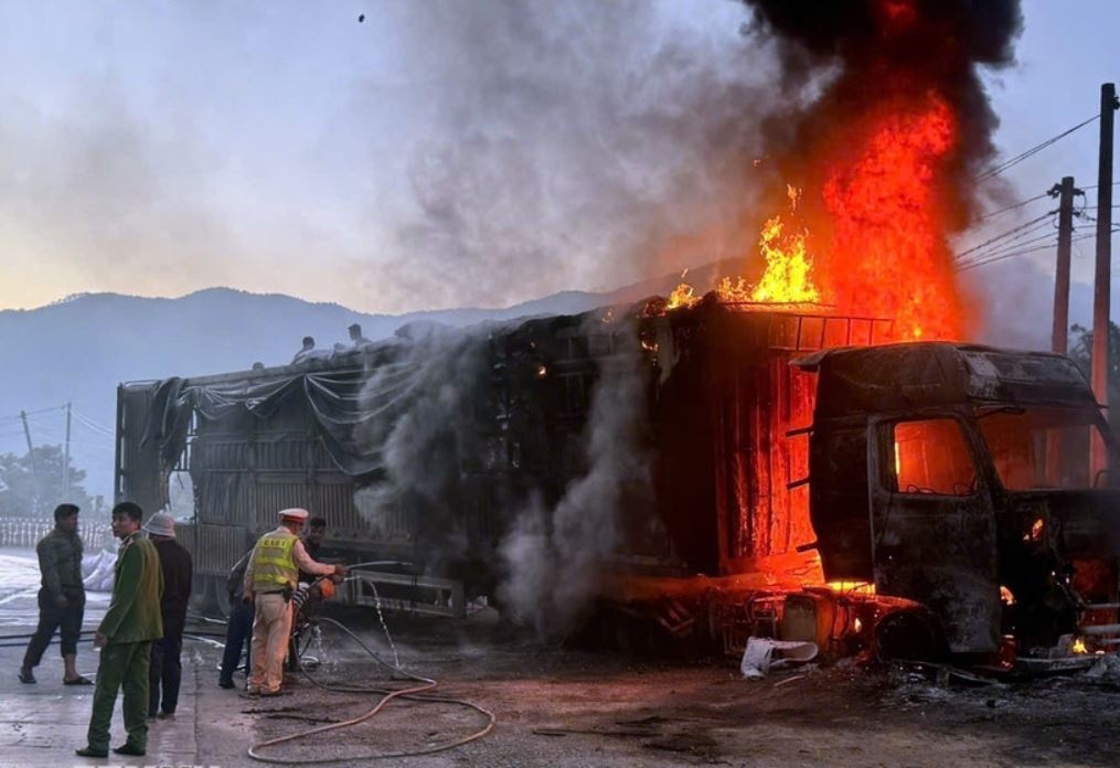 Xe tai cho bot my boc chay tren deo Lo Xo hinh anh