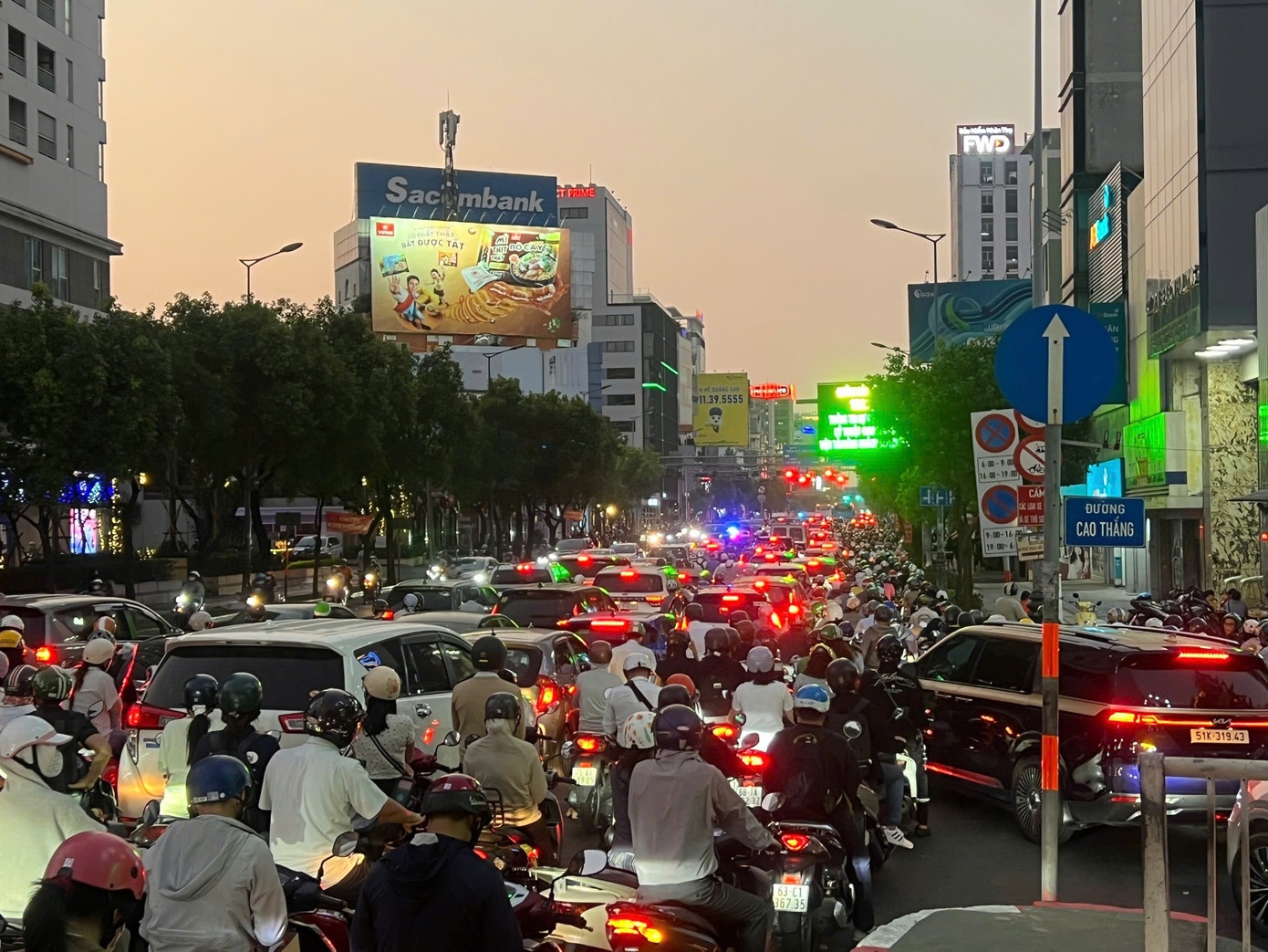 Am anh ket xe cua ngo san bay Tan Son Nhat hinh anh