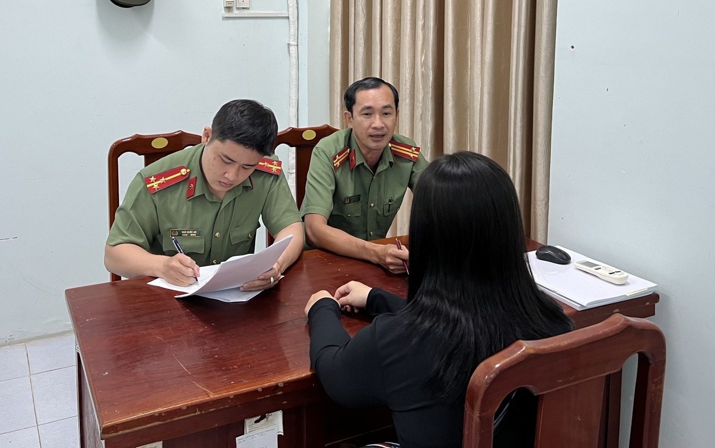 xuc pham cong an anh 2