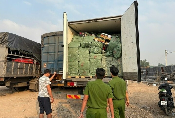 Gan 29 tan thuc pham 'vo chu' bi phat hien tren duong vao TP.HCM hinh anh