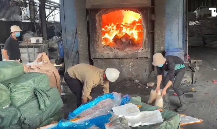 Thieu huy thuc pham dong lanh 'vo chu' hinh anh