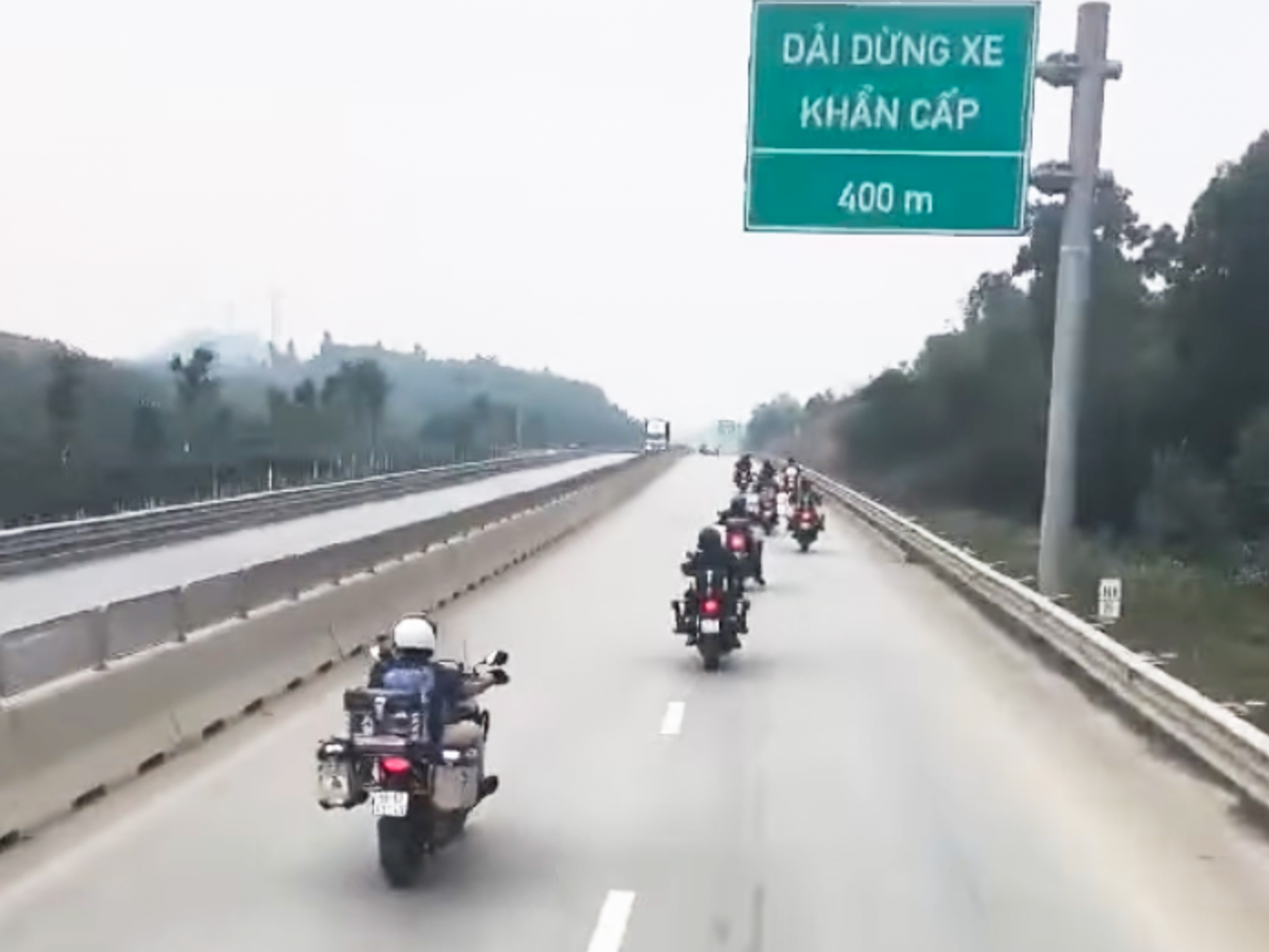 Xu phat nhom nguoi nuoc ngoai di moto phan khoi lon vao cao toc hinh anh
