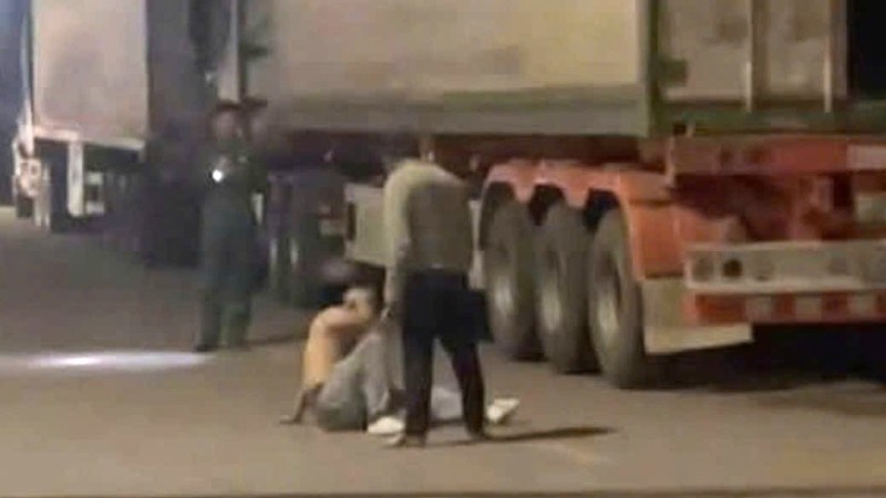 Nguyen nhan vu tai xe bi chem guc tai cua khau Cha Lo hinh anh