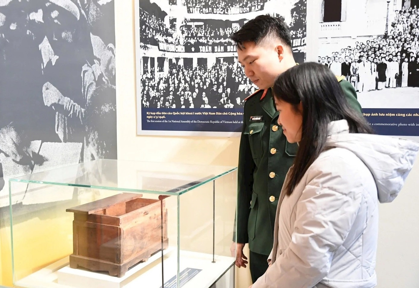 Can canh hom phieu quy hiem cua ngay Tong tuyen cu dau tien hinh anh