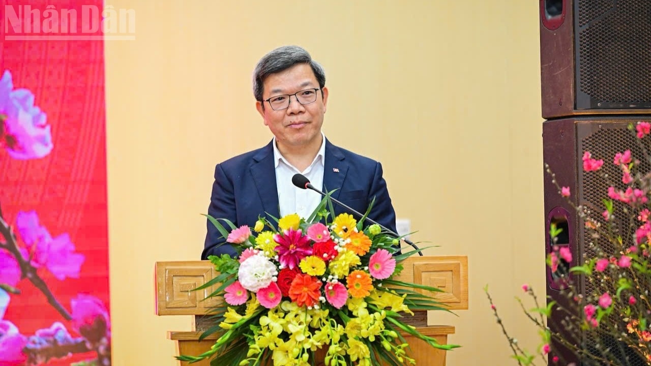 Giao ban bao chi anh 4