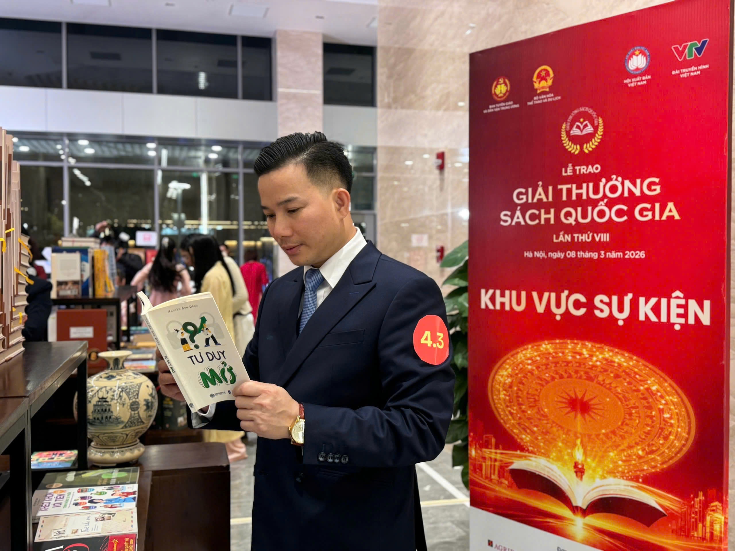 Cuon sach ban hon mot trieu ban dat giai Sach Quoc gia lan thu VIII hinh anh