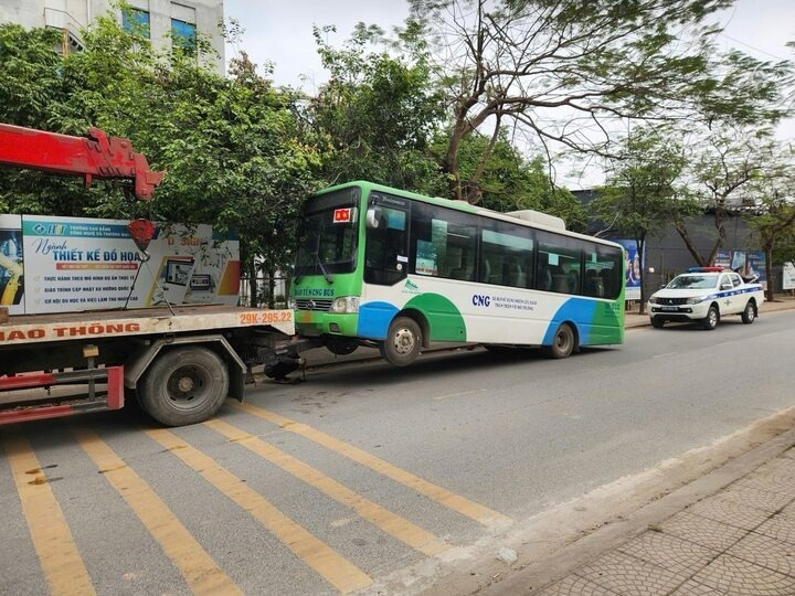 Uong bia khai xuan, tai xe xe bus bi xu phat vi pham nong do con hinh anh