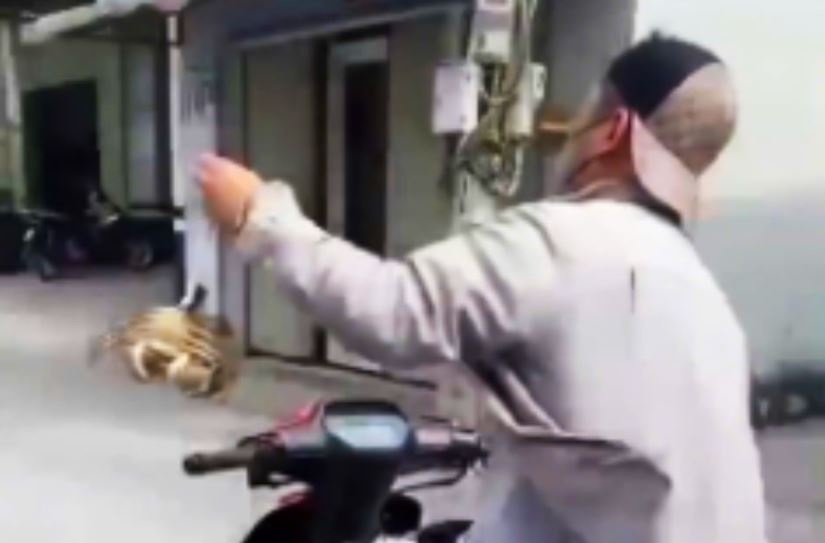 Thanh nien lai xe mot tay, xach cua mua may giua duong o Ca Mau hinh anh