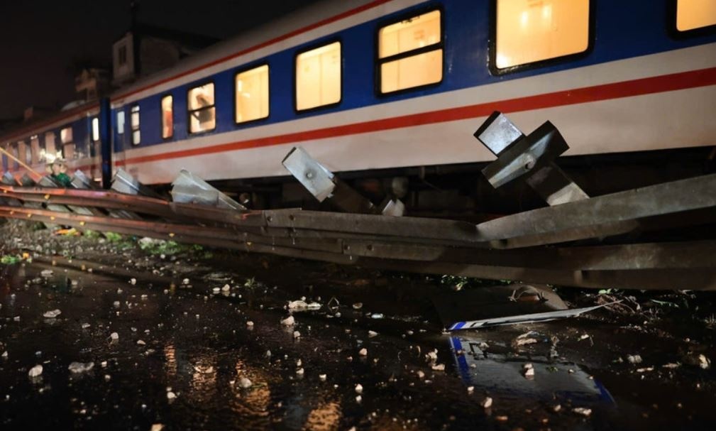 Mot ngay xu ly 56 truong hop vi pham tai duong ngang duong sat hinh anh