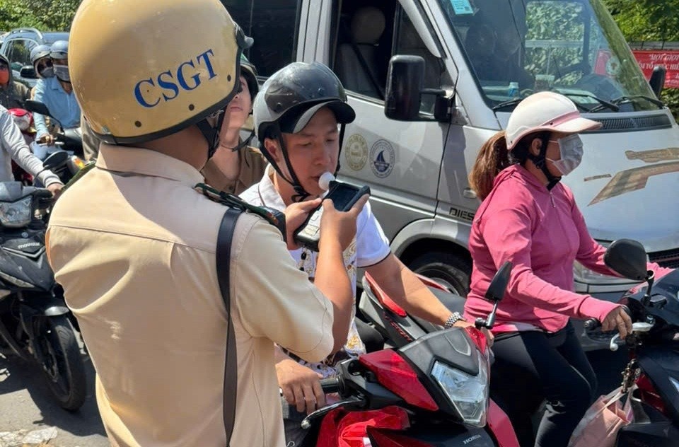 Ba ngay Tet, TP.HCM xu hon 1.700 vi pham nong do con hinh anh