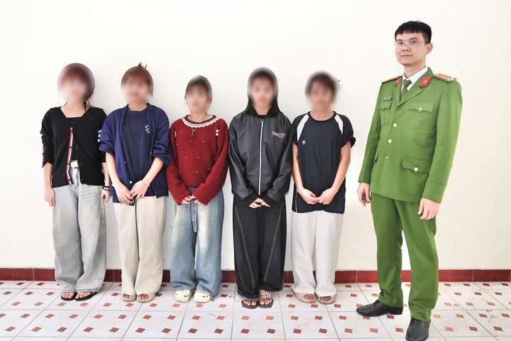 Nghe loi nguoi la tren mang, 5 hoc sinh lop 8 bo nha di lam thue hinh anh