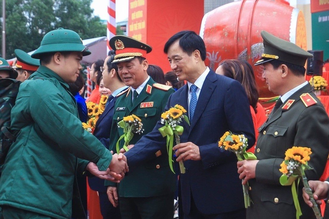 Bi thu, Chu tich Ha Noi tien tan binh len duong nhap ngu hinh anh