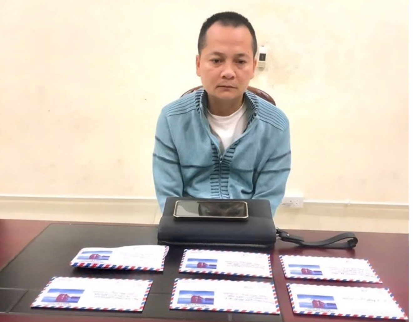 Len vao nha dan, danh cap tui xach chua 300 trieu dong hinh anh