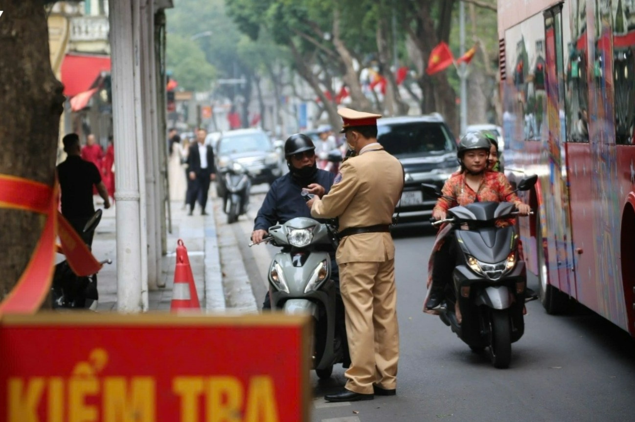 Xu ly hon 4.000 truong hop vi pham nong do con trong ngay mung 3 Tet hinh anh