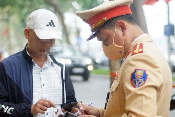 Hon 26.000 tai xe vi pham nong do con trong 9 ngay nghi Tet hinh anh