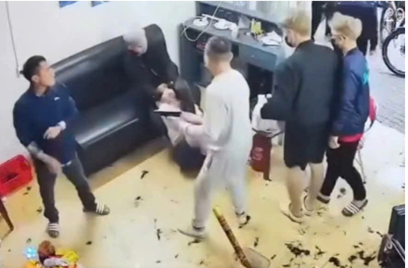 Khoi to nhom doi tuong dung sung de doa, danh con no hinh anh