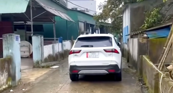 Cong an vao cuoc vu tai xe do xe 'khoa duoi', thach thuc 'do den mai' hinh anh