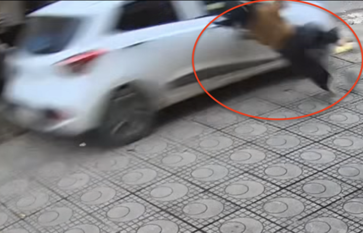 Nu tai xe oto tong vang co gai tren via he roi bo di hinh anh