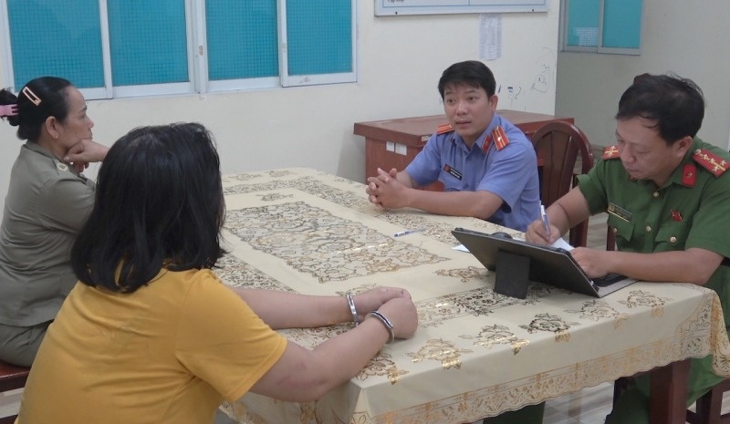 Xu ly nhanh nguoi phu nu gay roi tai tiem vang hinh anh