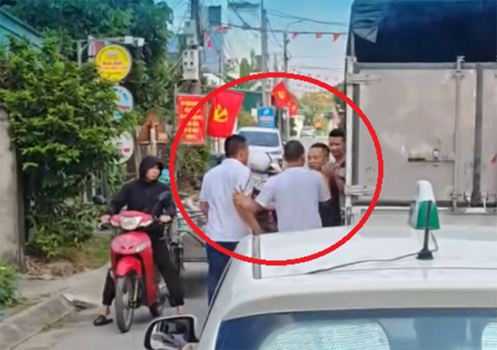 Trieu tap 4 nghi pham vu do xe giua duong con danh nguoi nhap vien hinh anh