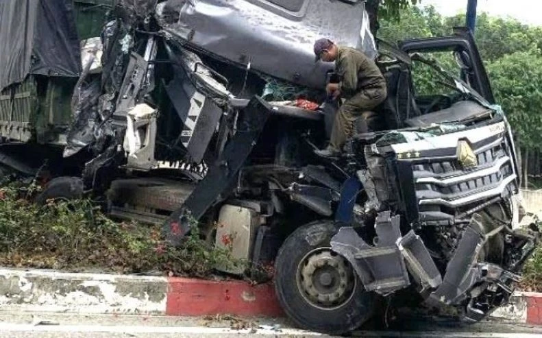 Oto tai bien dang sau va cham xe dau keo o TP.HCM hinh anh