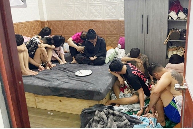 Nhom thanh nien to chuc 'tiec' ma tuy trong phong ngu hinh anh
