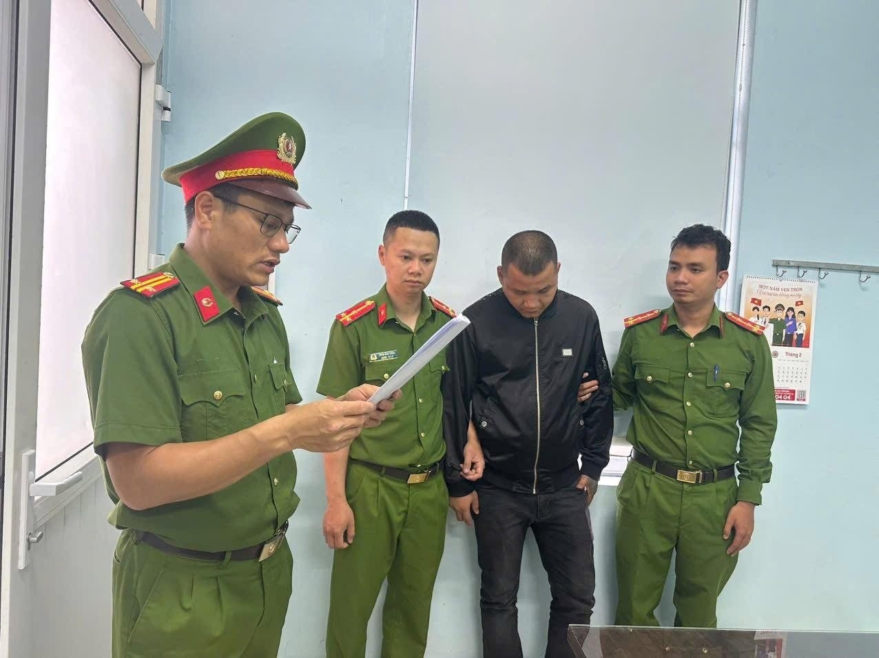 Quan ‘co’ cho nhom nhau su dung, nam thanh nien bi bat hinh anh