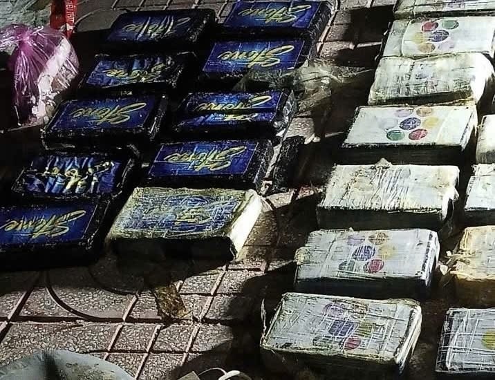 Phat hien 24 banh nghi la ma tuy troi dat tren bien Ke Ga hinh anh