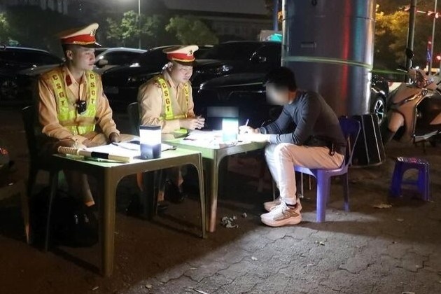 Nhieu tai xe vi pham nong do con sau dem lien hoan mung 8/3 hinh anh