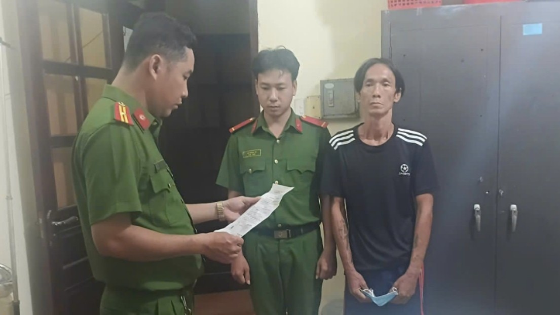 Cam keo xong vao tiem lam mong cuop day chuyen hinh anh