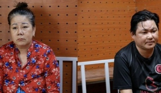 Bat giu nhom nguoi dan canh chen lan giat day chuyen cua du khach hinh anh