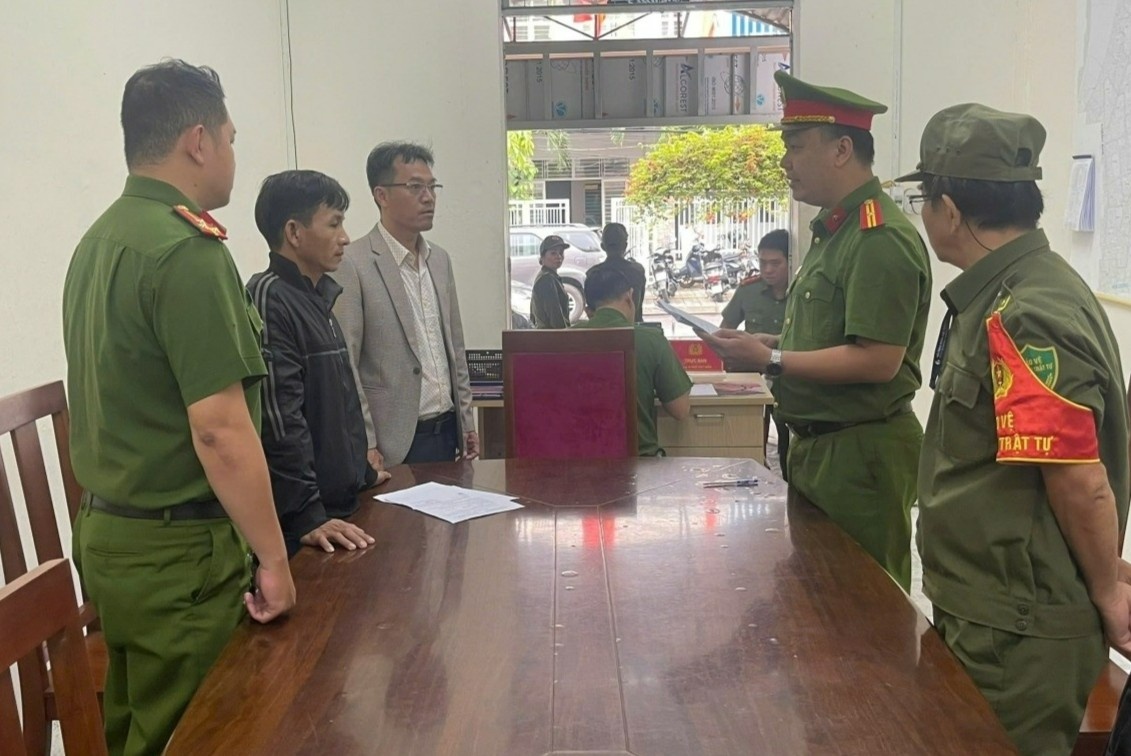 Bat tam giam doi tuong tu y ban dat chung, chiem doat hon 1,4 ty dong hinh anh