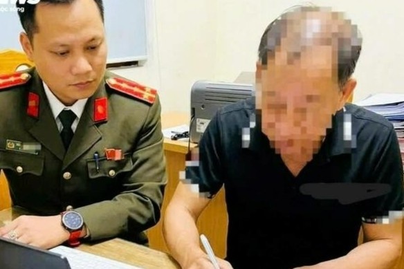 Dang bai xuc pham cong an tren Facebook, 2 nguoi dan ong bi xu phat hinh anh