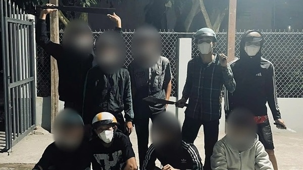 Bat giu nhom con do vo co chem nguoi hinh anh