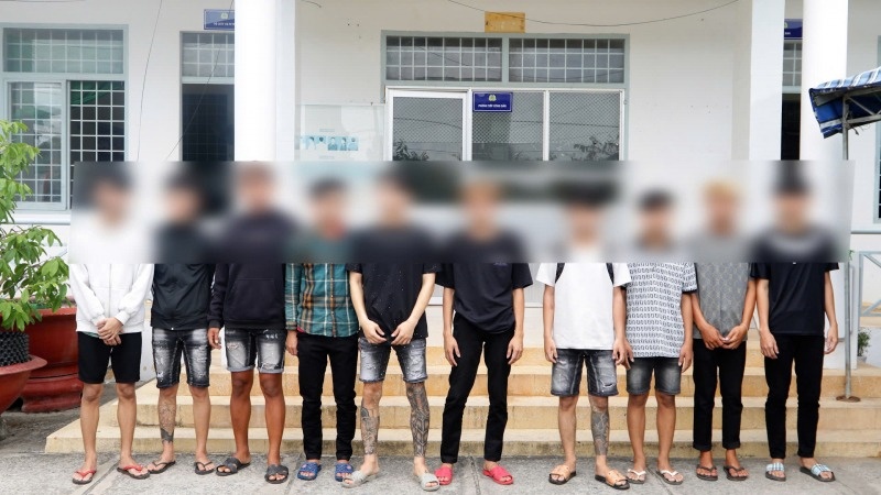 Bat giu nhom con do vo co chem nguoi hinh anh