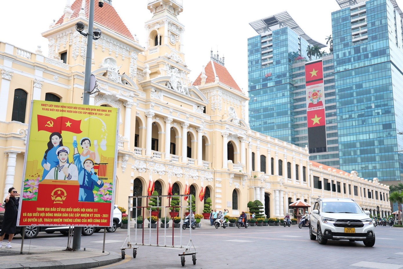 TP.HCM: Van hanh 'diem bau cu xanh', dua don cu tri di bo phieu hinh anh