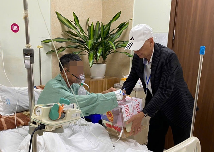 Benh nhan vua truyen hoa chat vua bo phieu bau cu tai giuong benh hinh anh