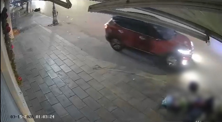 Truy tim oto lao len via he, tong gay chan nguoi phu nu roi bo chay hinh anh