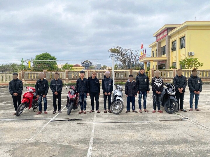 11 thanh thieu nien di xe may chem nguoi o Quang Tri hinh anh